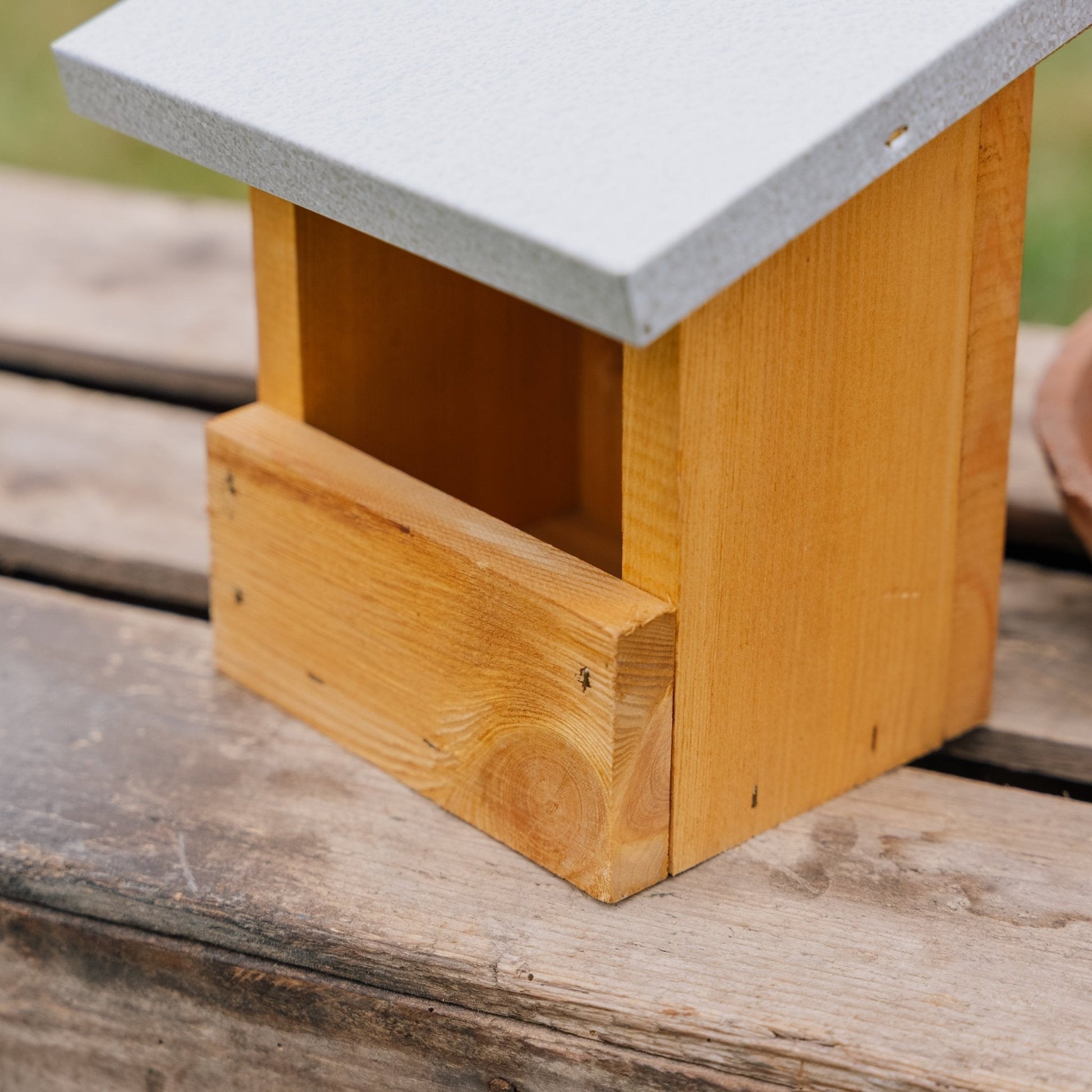 Foderhus, Robin, L: 13 cm B: 17 cm H: 20 cm